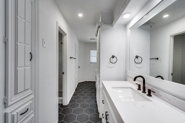 Building Photo - 3403 Sheffield Dr