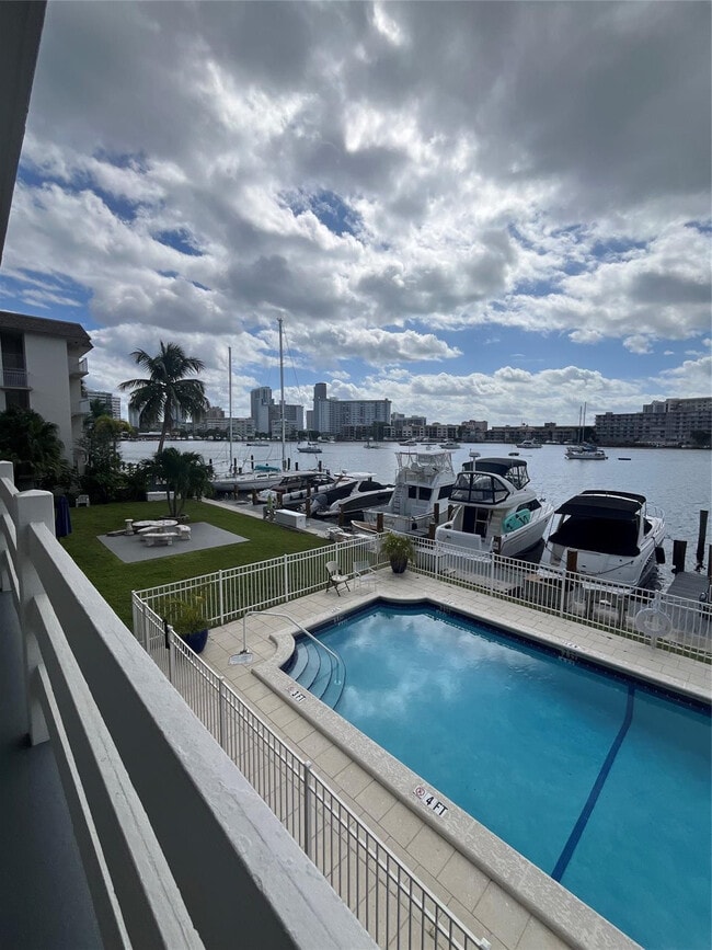 Building Photo - 2100 Diana Dr