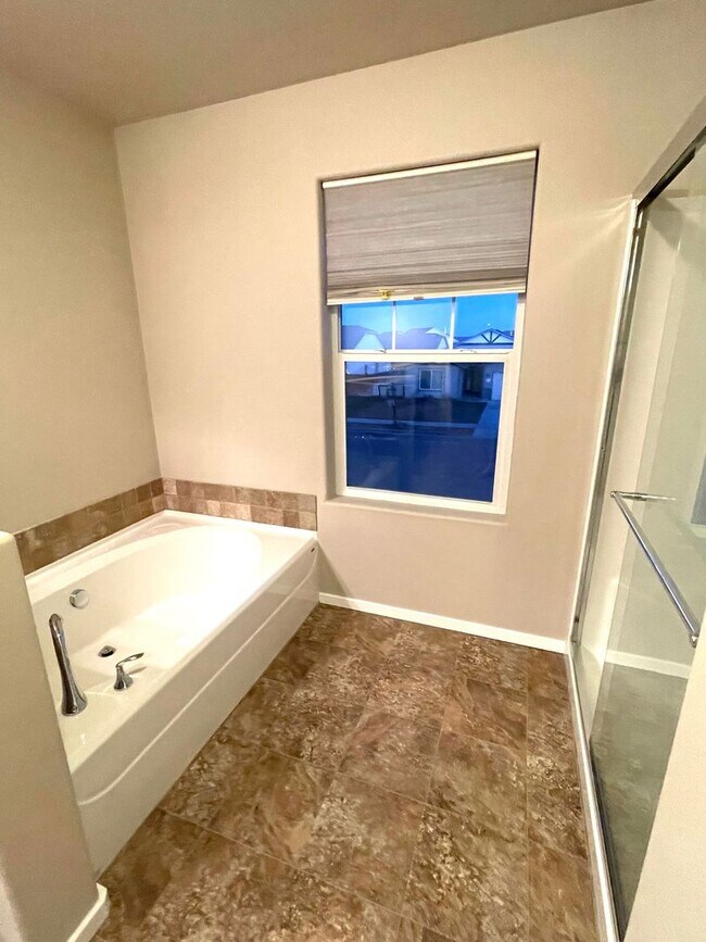 Building Photo - Charming Very Spacious 2-Story Home for Rent in Pasco, WA – Ideal Location Off Road 68!