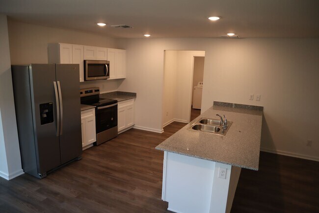 Building Photo - Great Home Great price!