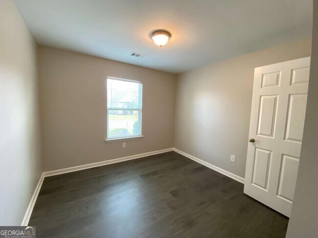 Building Photo - 701 Walnut Woods Dr