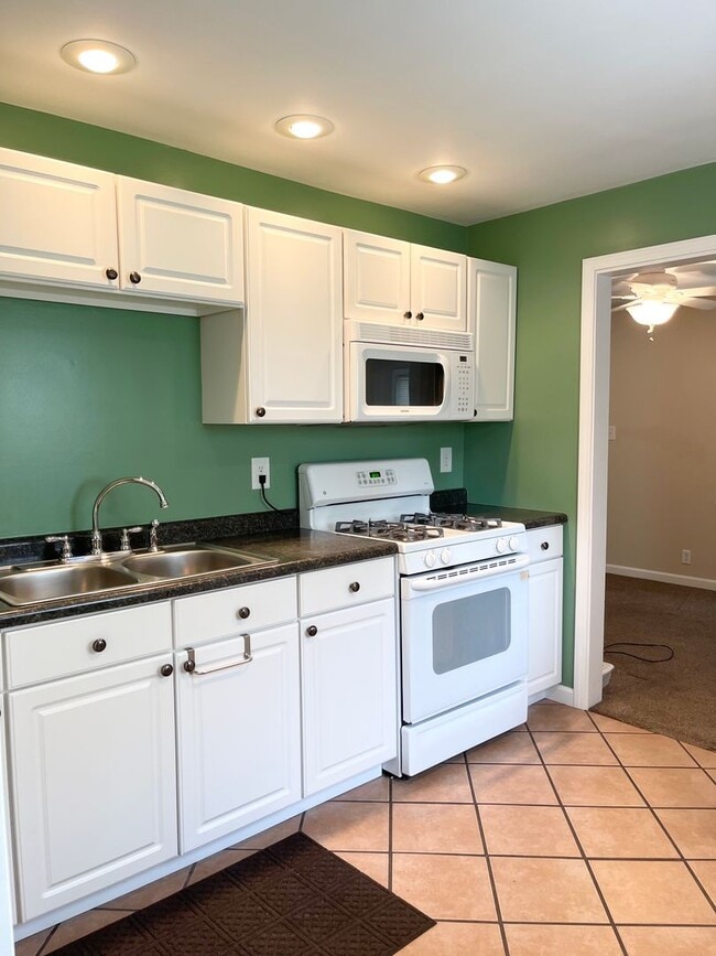 Building Photo - Charming 2-Bedroom Home with Bonus Room on...