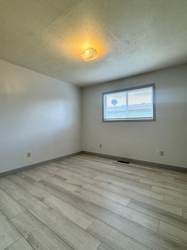 Building Photo - d1606