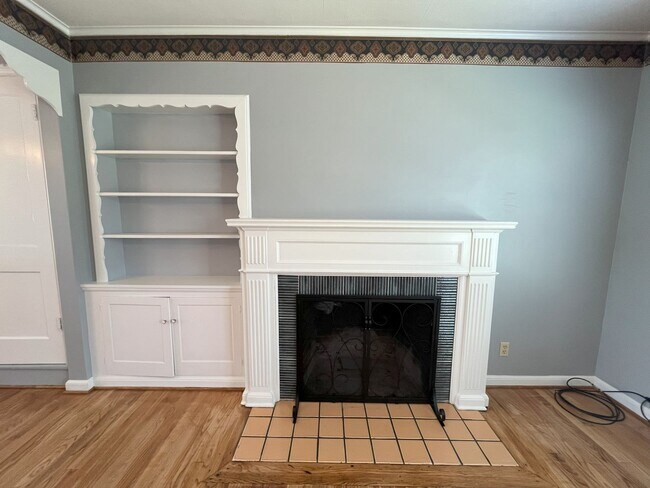 Building Photo - Spacious Multi-Level Living with Vaulted Ceilings and Backyard Access