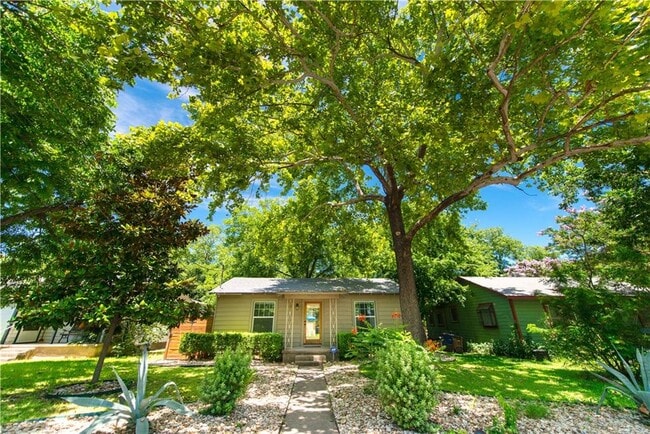 Building Photo - 906 E 53rd St