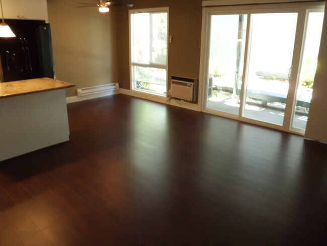 Building Photo - Spacious 1 bedroom/1 bathroom downstairs condominium.