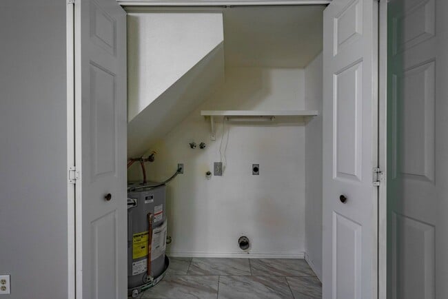 Building Photo - Spacious Updated Townhome in Downtown St. ...
