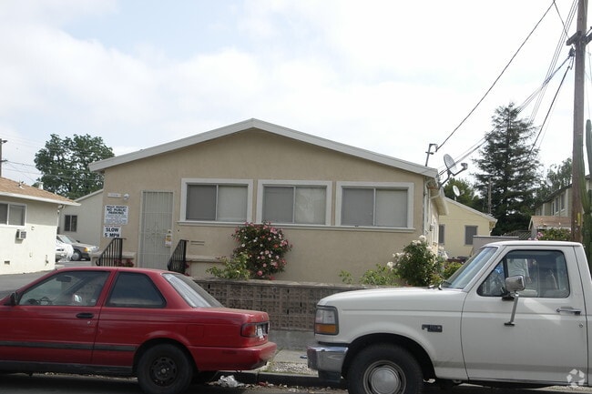 Building Photo - 21330-2133 Meekland Ave