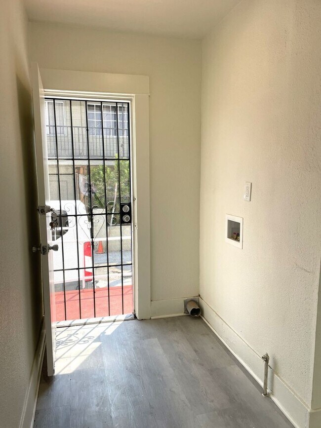 Building Photo - 469