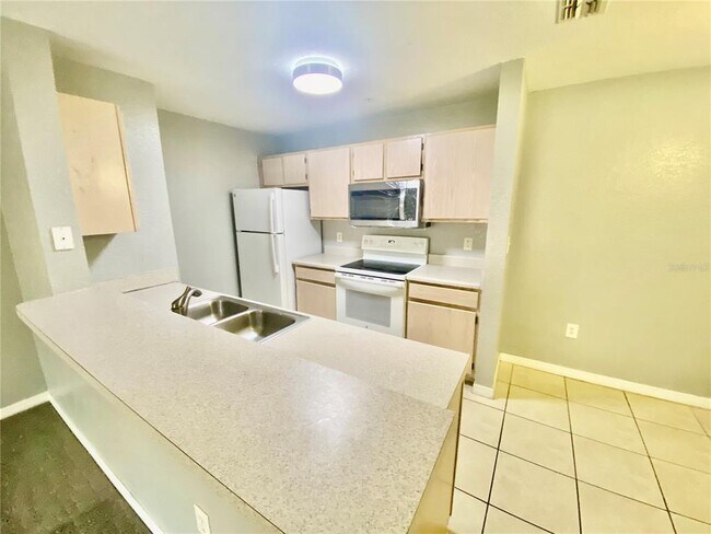 Building Photo - 5479 Vineland Rd