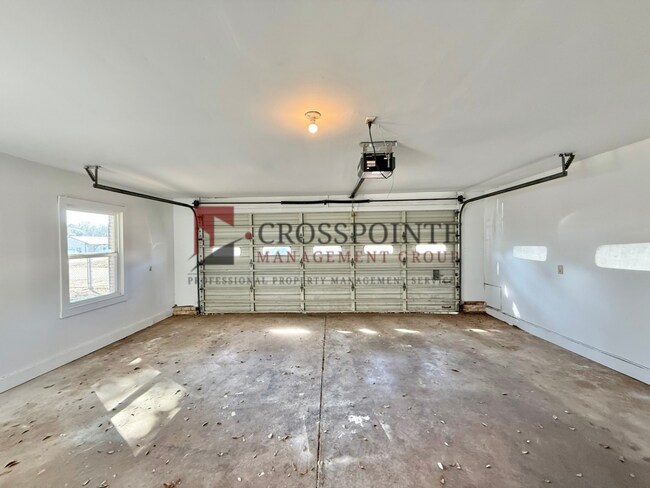 Building Photo - Charming 3 Bedroom, 2 Bathroom Home!