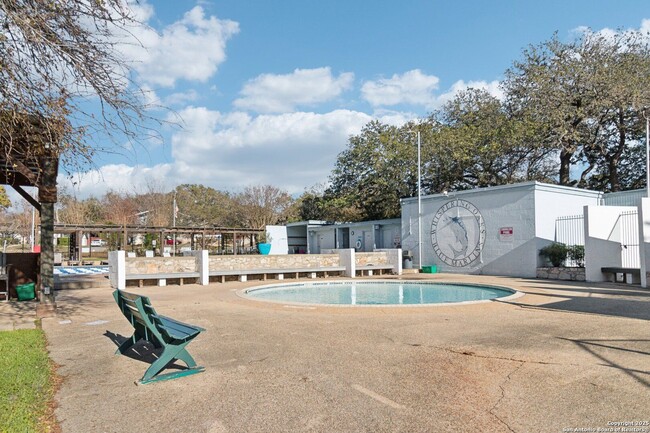 Building Photo - WHISPERING OAKS GARDEN HOME