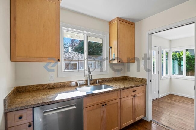 Building Photo - 319 Iris Way