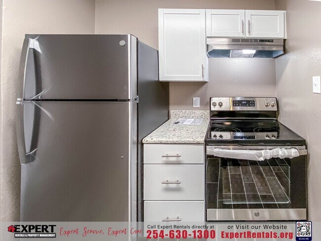 Building Photo - 2 bedroom/ 1 bath with one car garage.