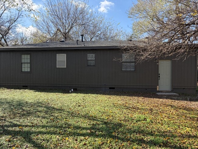 Building Photo - 3052 Clarke St