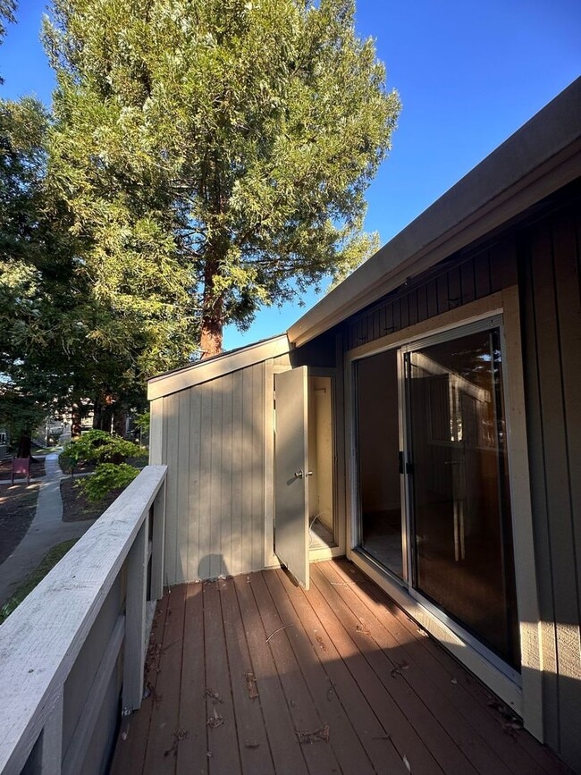 Building Photo - 2 bedrooms 2 bath condo Top floor for rent in Fremont