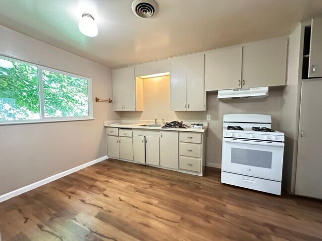 Building Photo - 3 bed / 1 ba house - E. Marysville
