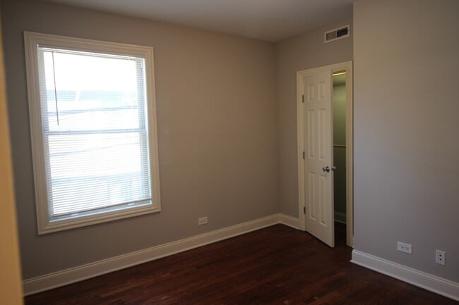 Building Photo - 4010 N Hamlin Ave