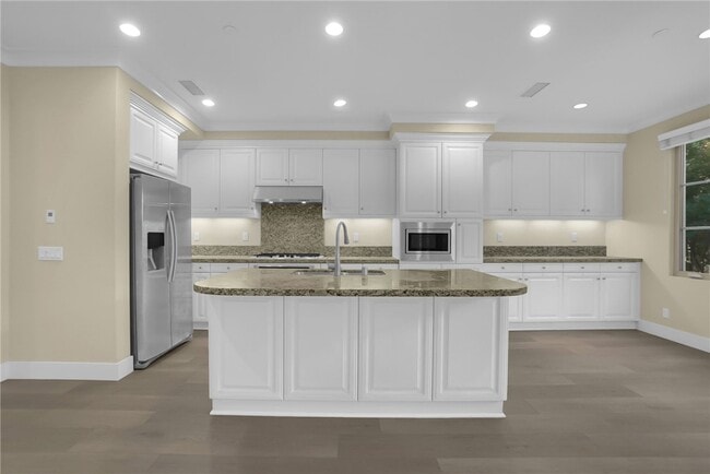 Building Photo - 64 Bianco