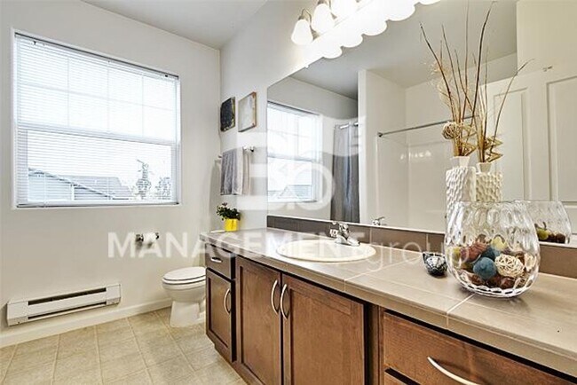 Building Photo - Light & Bright Timberland Condo in NW Portland MUST SEE!!! Garage Included