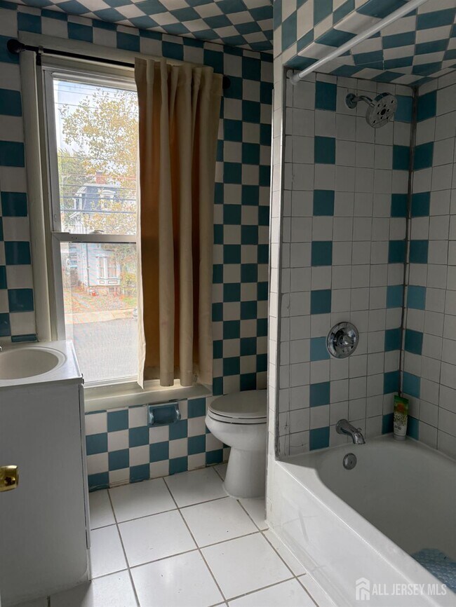 Building Photo - 400 High St