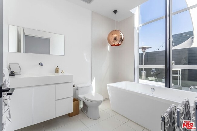 Building Photo - 825 Kings Rd