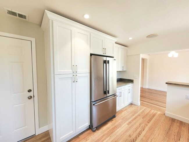 Building Photo - Two bedroom house in Redwood City