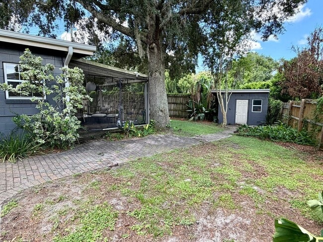 Building Photo - 1227 Country Club Dr