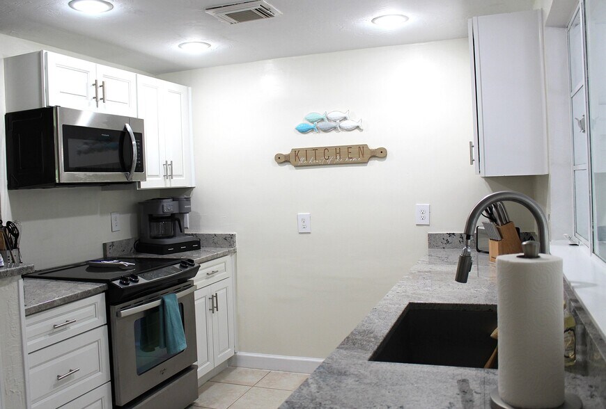 Building Photo - 4464 E Riverside Dr
