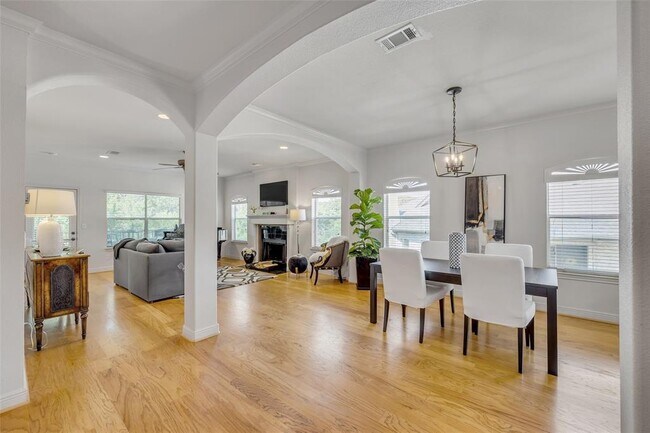 Building Photo - 5511 Oakwood Cove