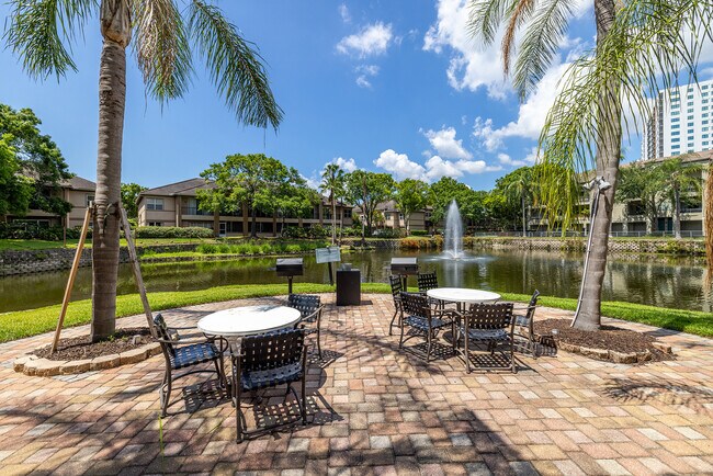 Building Photo - 705 Mainsail Dr