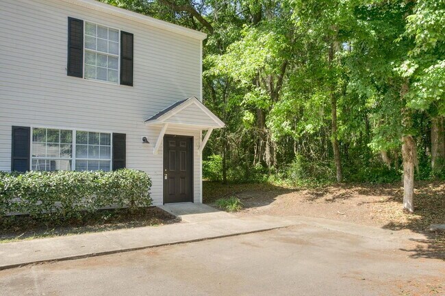 Building Photo - Gorgeous 4 BR 3 BA Town House Right By FSU and TCC!