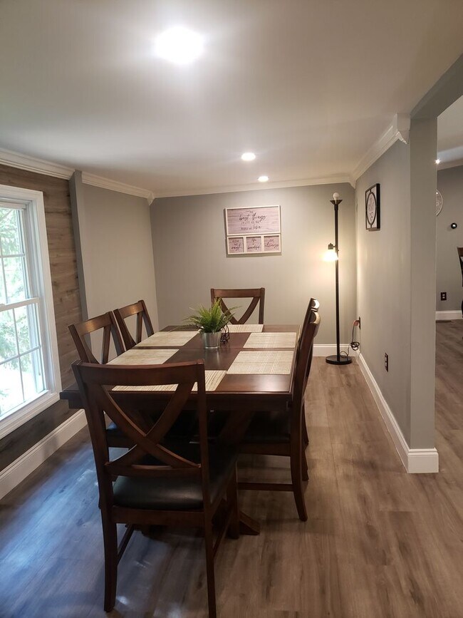 Building Photo - 1110 S Spring Hollow Rd