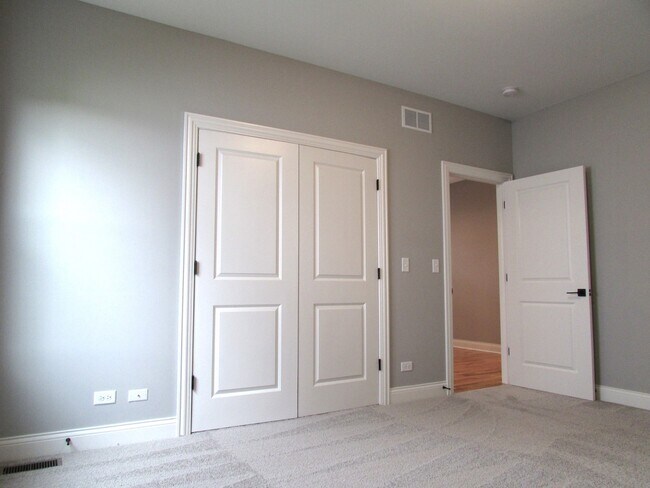 Building Photo - 981 Meadow Ln