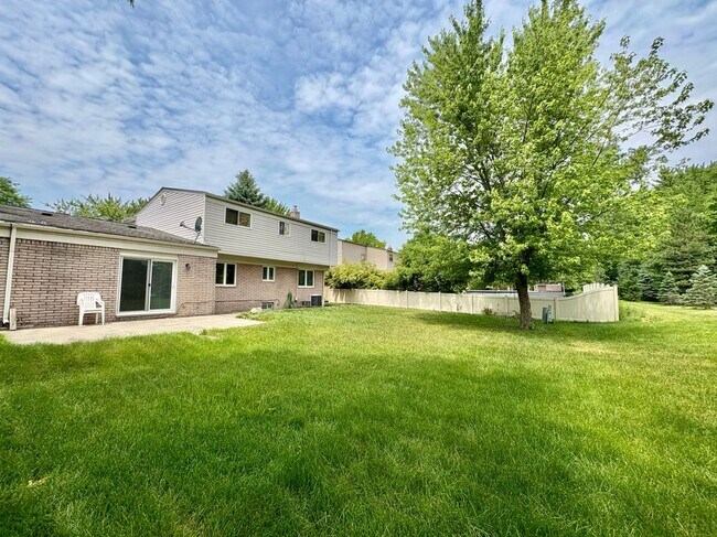 Building Photo - 3550 Kings Point Dr