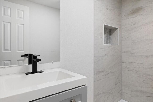 Building Photo - 707 W 7th St