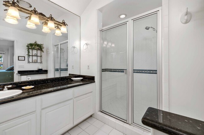 Building Photo - 1605 Lynngrove Dr