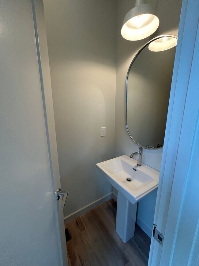 Building Photo - Amazing New Construction North Nashville!