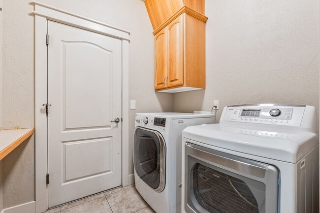 Building Photo - SE BOISE 5BD/3.5BA PLUS OFFICE