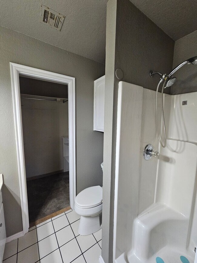 Building Photo - (4) Bed/(3) Bath in Moore with Storm Shelter! Avail NOW!!