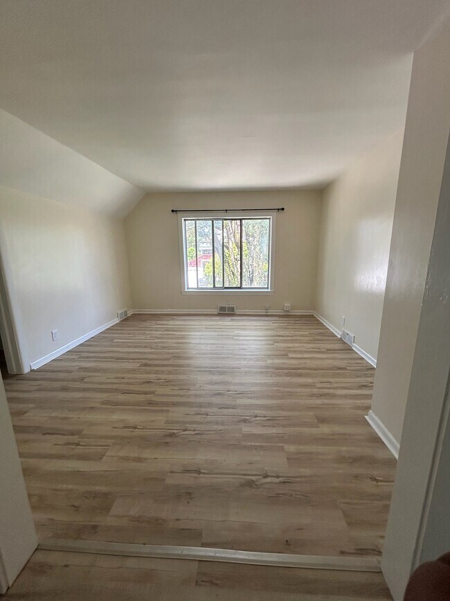 Primary Photo - 1619 Court St