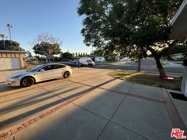 Building Photo - 10824 Paso Robles Ave