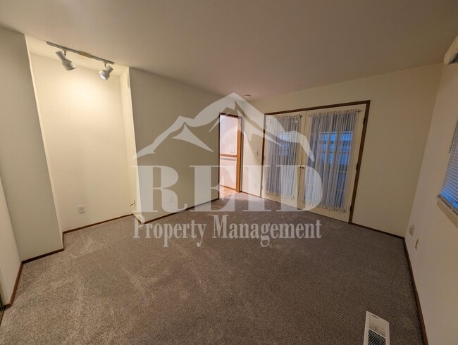 Building Photo - 305/307 Shore