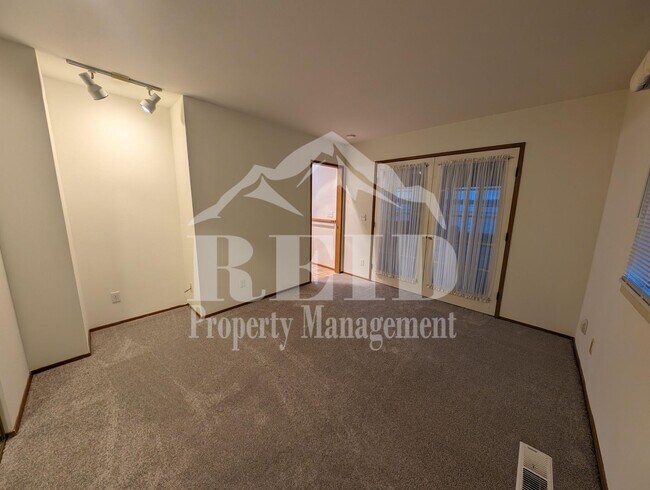 Building Photo - 307 Shore Dr