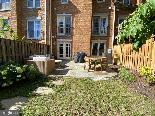 Building Photo - 216 Gretna Green Ct