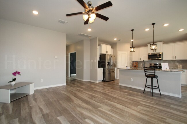 Building Photo - Estancia West 4 bedroom beauty