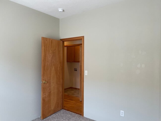 Building Photo - 830 Isherwood Dr