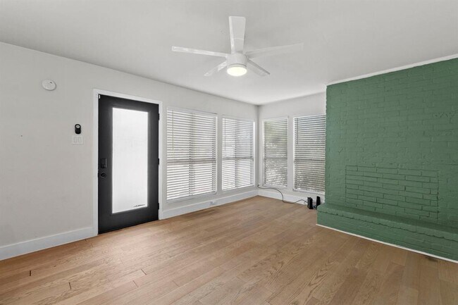 Building Photo - 909 Reinli St