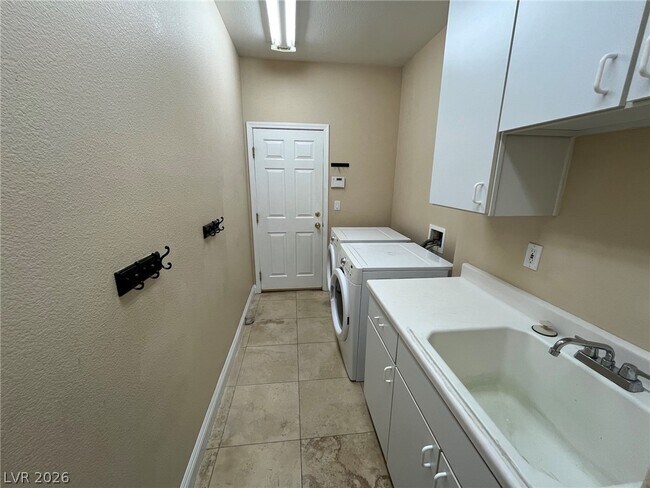 Building Photo - 11000 Pine Knolls Ct