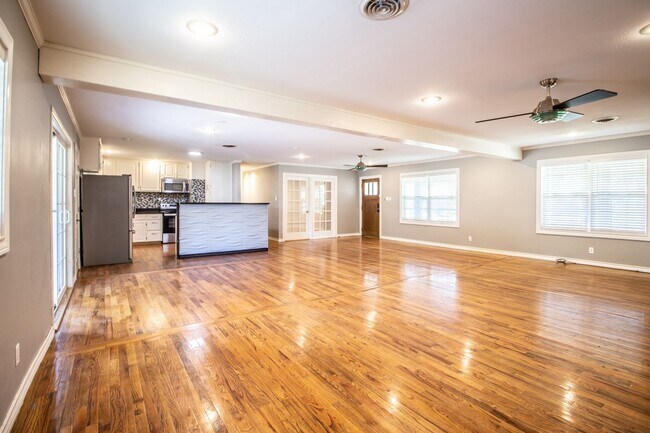 Building Photo - Spacious 3 bed 2 bath Home